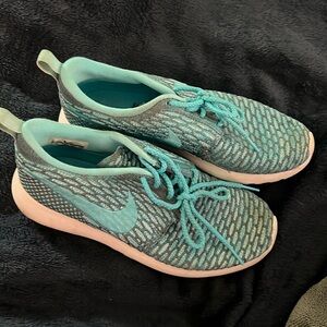 Aqua Nike running shoes woman’s sz 7